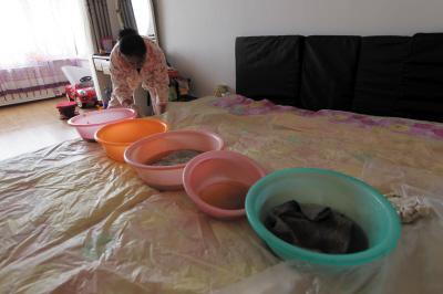 来宾楼上漏水，住户失联，小区没物管，业主维权难！律师来支招……